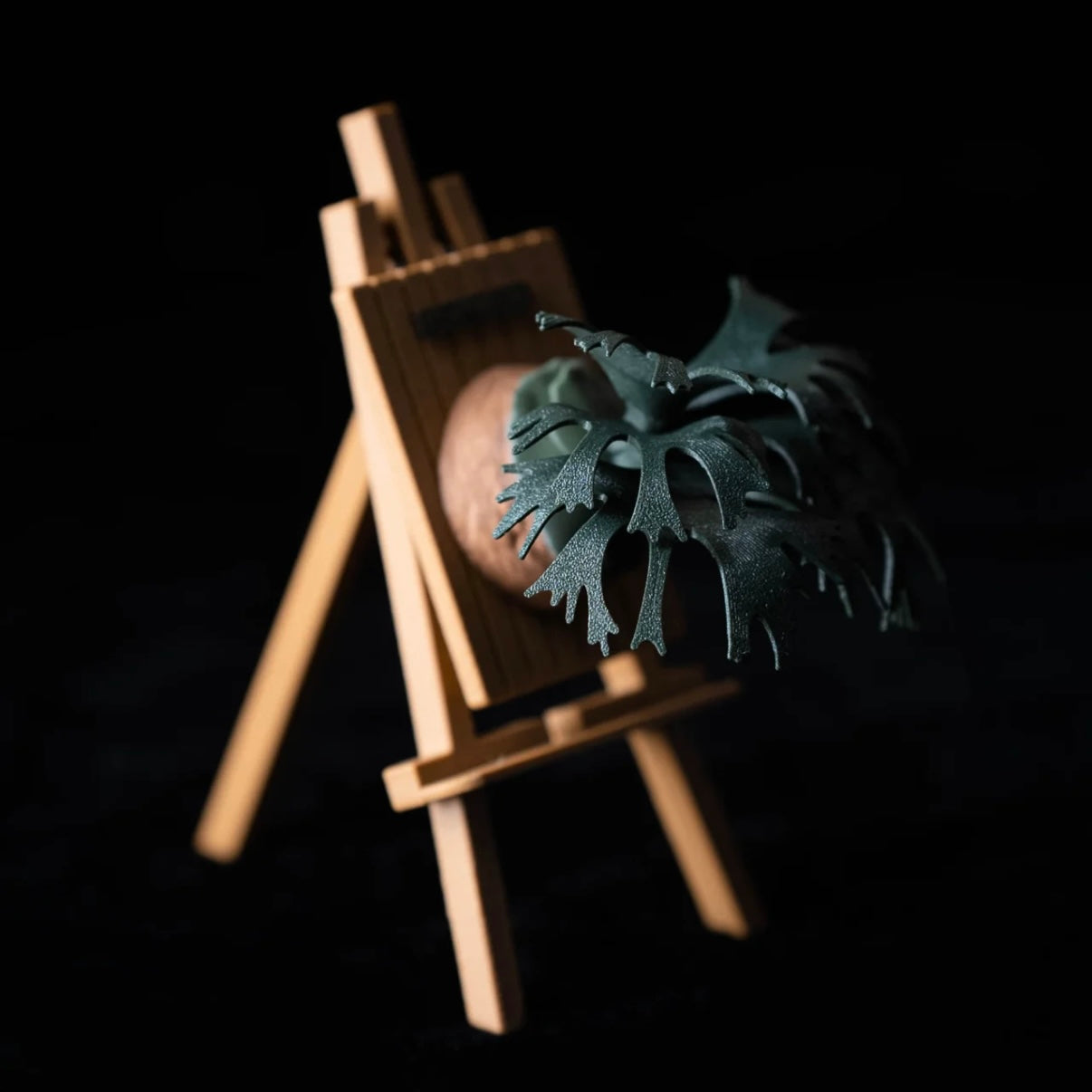 3D printed magnet plant stand holding a Platycerium plant, enhancing home and garden decor. Durable PLA construction with a stylish design.